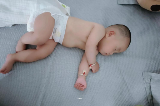 云南几个月宝宝会抬头